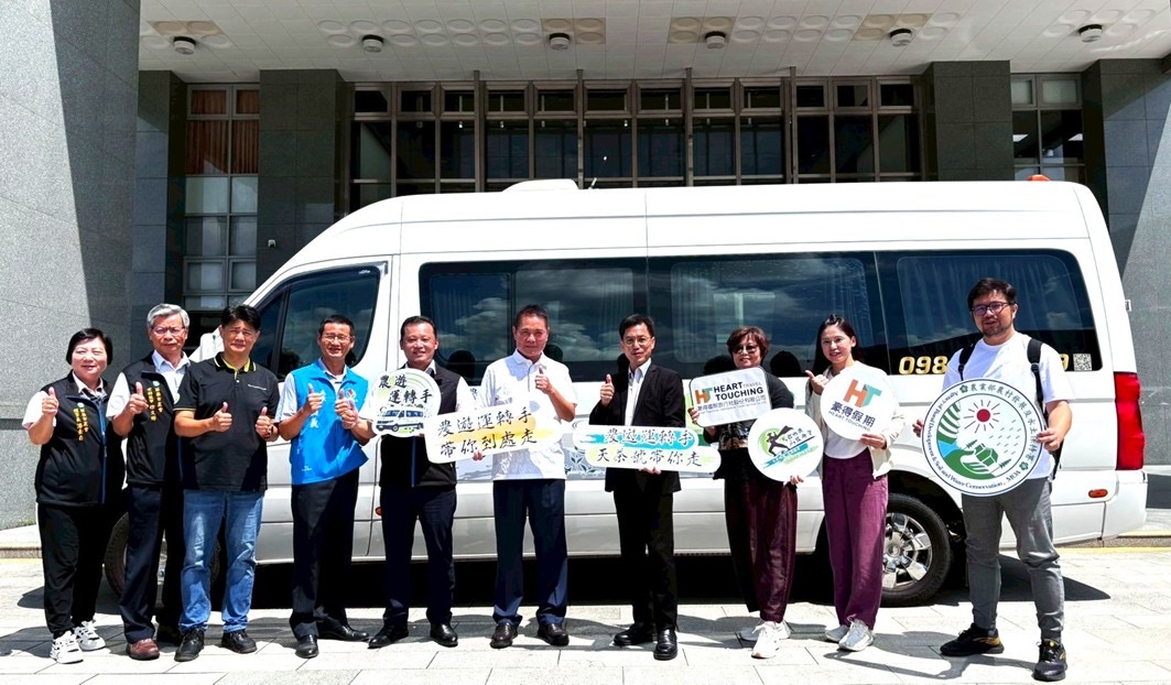 ▲農村水保署臺中分署陳榮俊、苗栗縣縣長鍾東錦與苗栗市農會總幹事謝錦明共同發表「天茶號」遊程《農遊天茶尋好茗》系列。