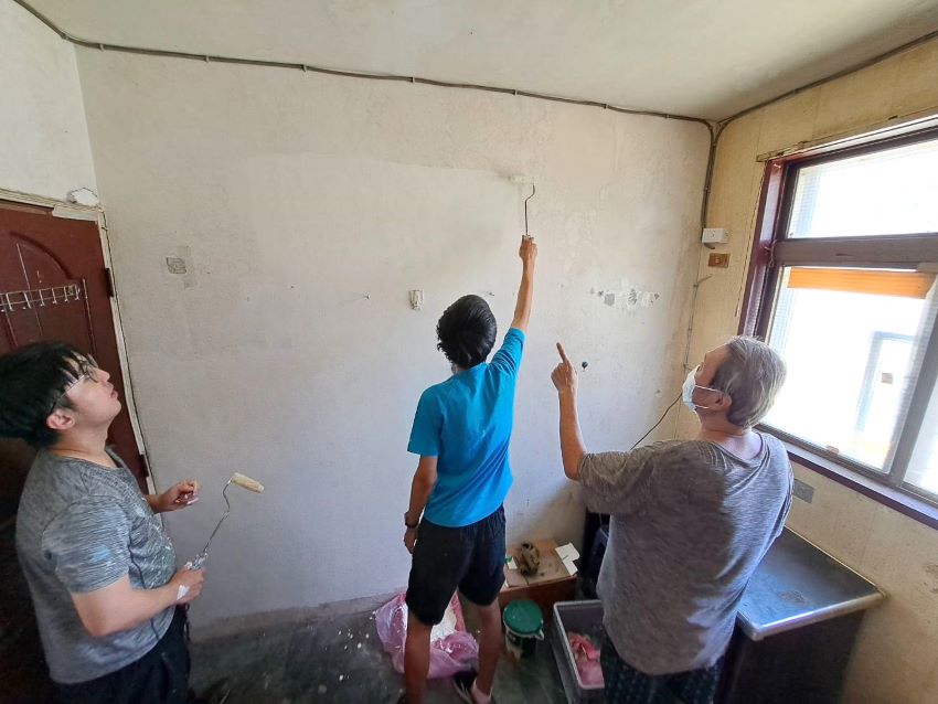 林口觀照園攜手新北少年培力園 輔導職場準備性技藝 2 《圖說》新北市少年培力園培力的「小傑」(中),幫忙街友「阿哲」住處粉刷牆壁。〈社會局提供〉