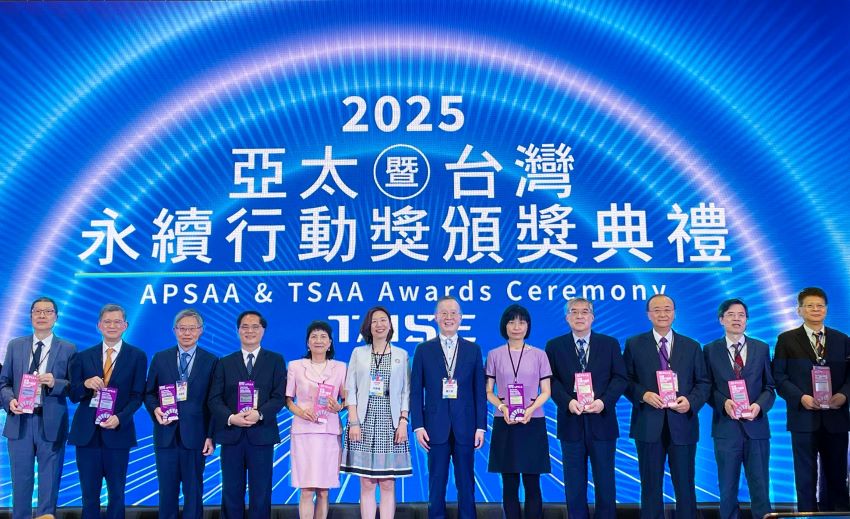 亞太永續博覽會 衛福部臺北醫院榮獲SDG17金級殊榮 2 《圖說》臺北醫院鄭舜平院長(右二)、彰化醫院賴仲亮院長(右一)分別榮獲SDG17、SDG3金級殊榮。〈臺北醫院提供〉