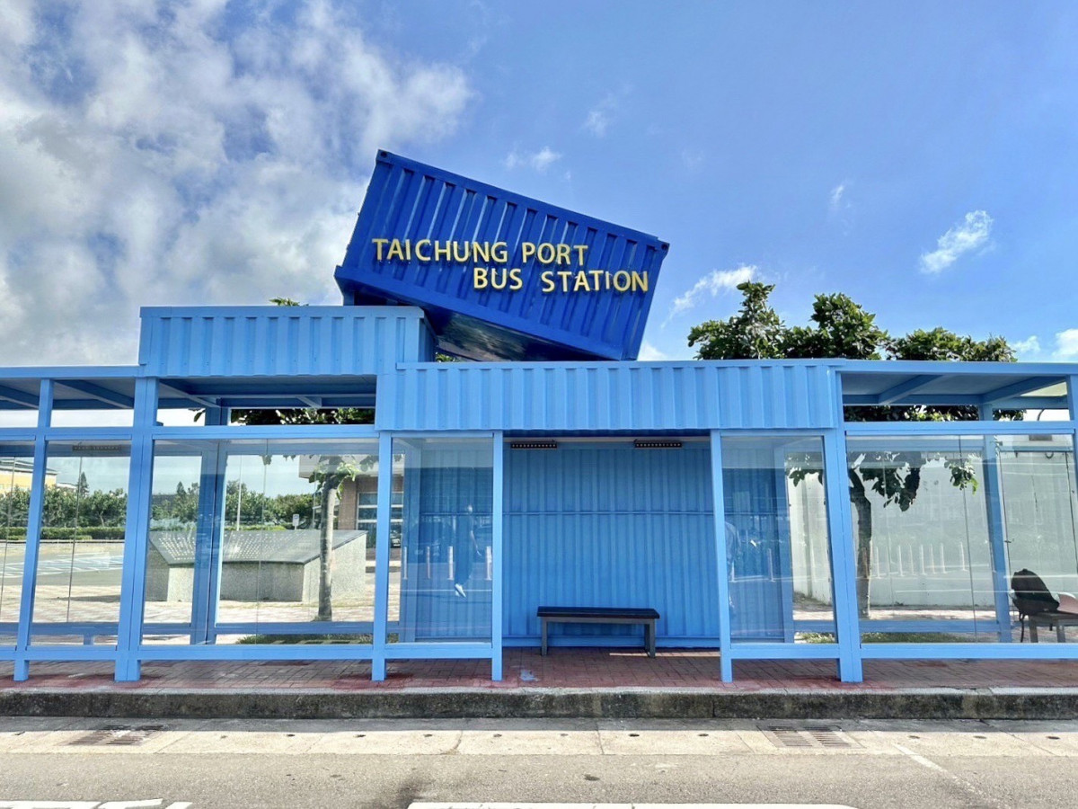 交通局在台中港旅客服務中心設置梧棲轉運節點,以貨櫃打造水藍色候車長廊。