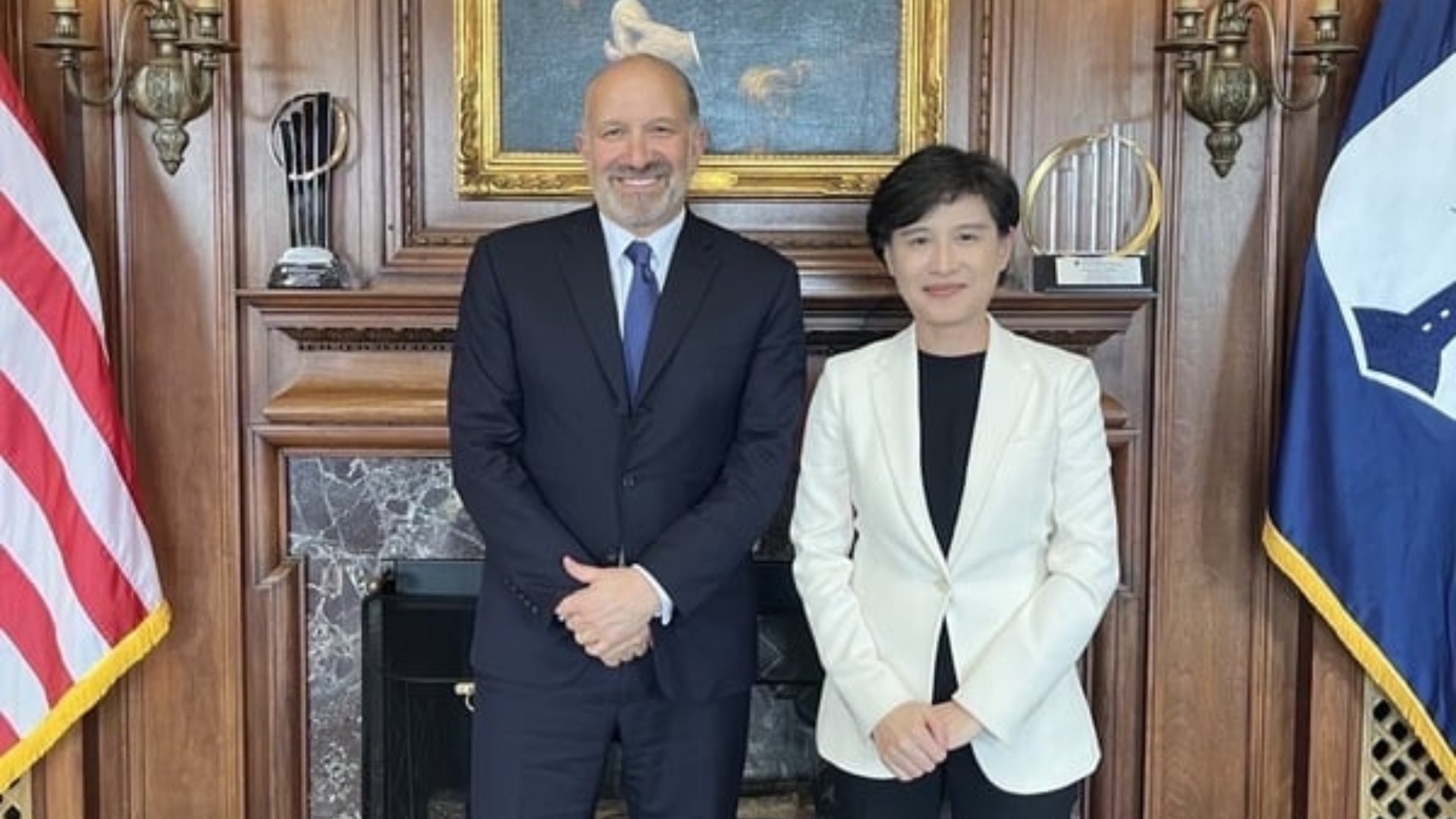 行政院副院長鄭麗君(右)日前赴美談判關稅,與美國商務部長盧特尼克(Howard Lutnick)(左)合影。行政院提供