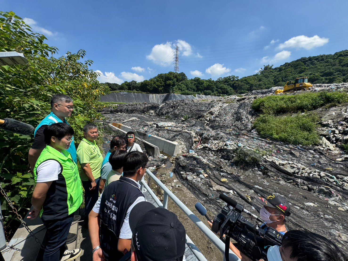 民進黨籍台中市議員王立任、張芬郁、李天生、謝志忠、江肇國、張玉嬿、黃守達等人上午前往大里掩埋場會勘,痛批垃圾問題已經成為盧市府最大施政危機。王乙徹攝