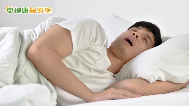 假日放縱抽菸喝酒恐成健康隱憂 研究:睡眠呼吸中止症常在週末惡化