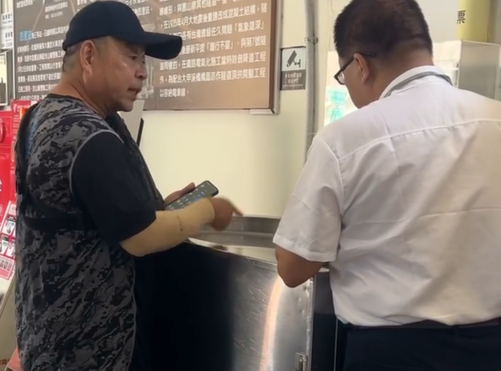 影/男乘客后里車站跟站務人員起糾紛 被旁人酸「奧客」、「你這樣我頭很痛」爆氣動手