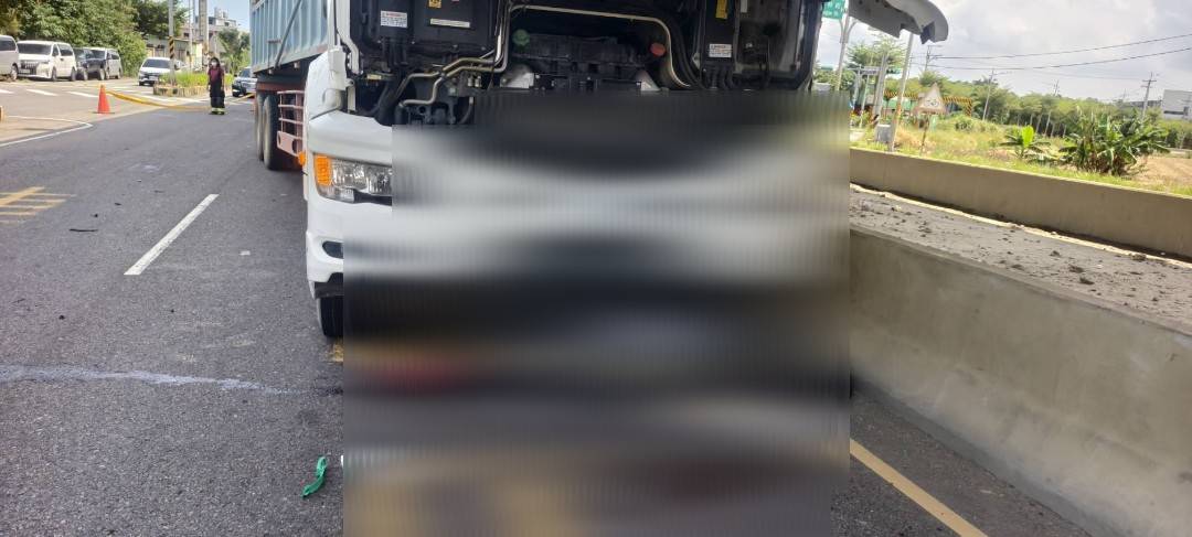 消防局接獲報案後,立即派遣大批人車趕往,動用破壞器材將捲入車底受困的老夫妻救出。