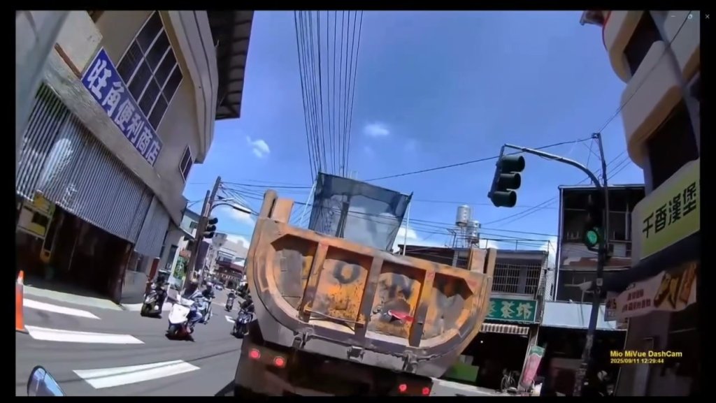 影/砂石車「防塵網蓋」未降下 行駛中勾斷路口紅綠燈!過程全被後方騎士拍下