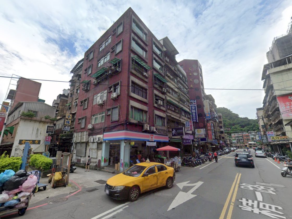 基隆市仁愛區崇安街1間卡拉OK店，昨（11）日傳出死亡事件。（畫面翻攝自google maps）