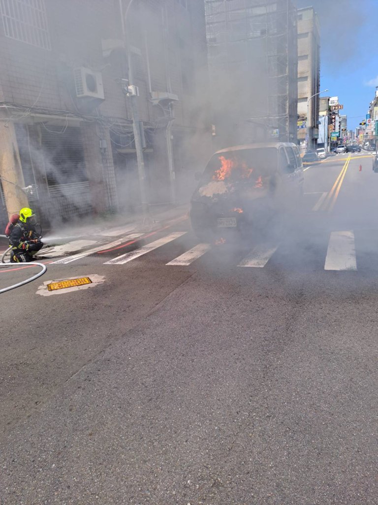 苗栗竹南火燒車!- 駕駛急逃生起火原因待查
