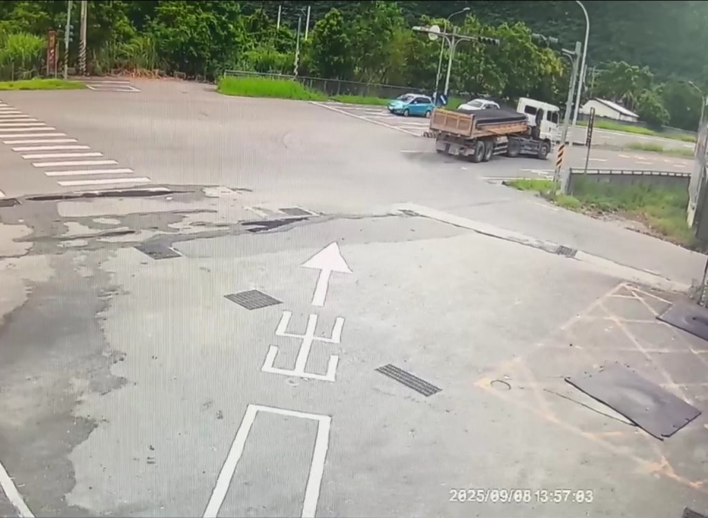 砂石車甩尾砂石灑滿地 警方查出肇事車開罰