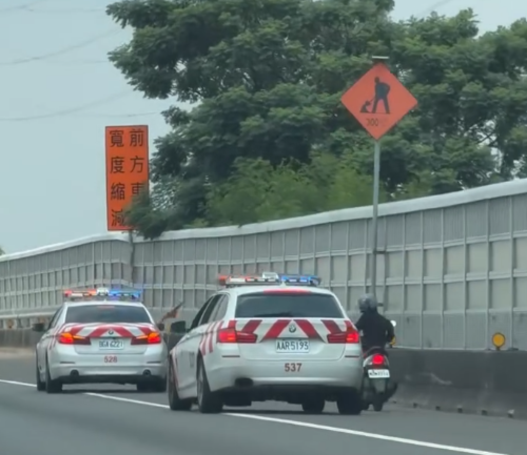 女子騎機車闖國道1號! 3輛紅斑馬攔截圍捕