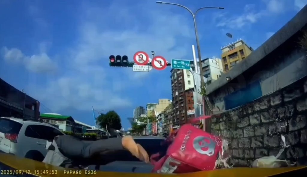 基隆驚險車禍!逆向轎車連撞3車-外送員重傷倒地抽搐