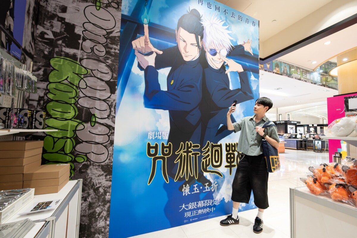 ▲活動現場設有大型主視覺牆,為粉絲帶來沉浸式的體驗。(圖/統一時代百貨高雄店提供)