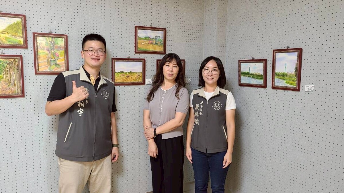 鹿草鄉鄉長嚴珮瑜(右)親到展場觀畫,肯定鄭明靜畫家(中)的創作精神。(圖/鹿草公所提供)