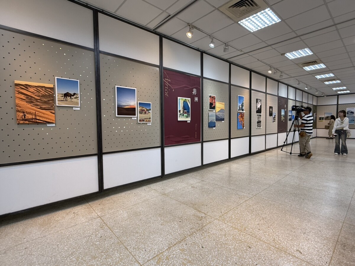 ▲《五國十色》吳春山董事長攝影巡迴展，即日起至10月9日於朝陽科大設計大樓展出。(圖/記者顏淑娟攝)