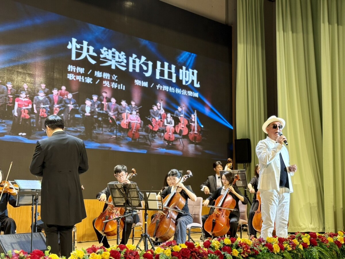 ▲吳春山(右)展現企業家的人文情懷，以及令人讚賞的好歌喉。(圖/記者顏淑娟攝)