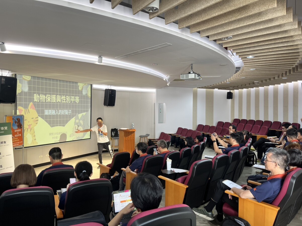 ▲關懷生命協會林勃嚴教育主任與教師們一同探討動物保育與性別平等議題。(圖/記者顏淑娟翻攝)