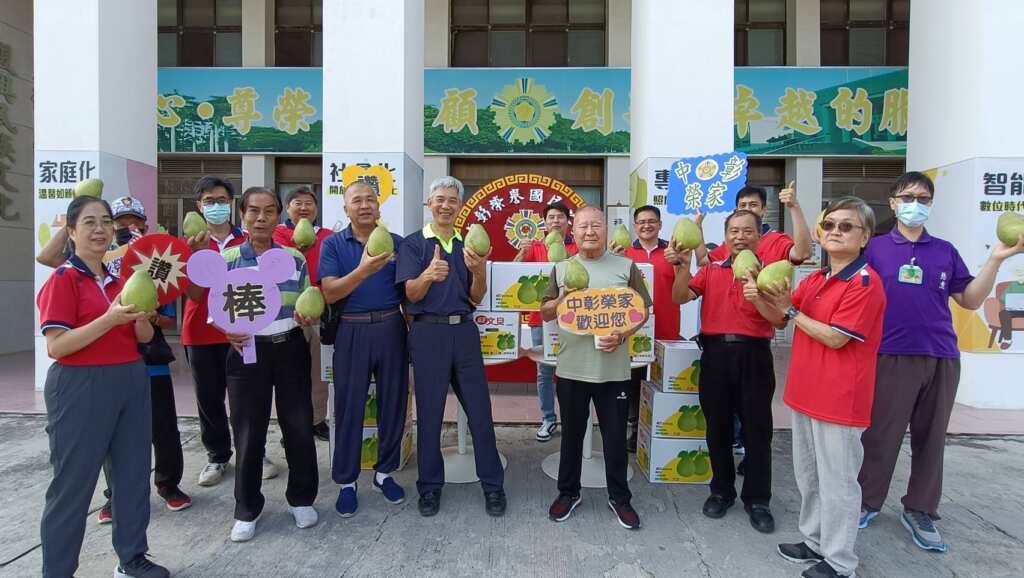 ▲榮民李雅雄捐贈文旦,預祝中彰榮家長輩歡度秋節。(中彰榮家提供)
