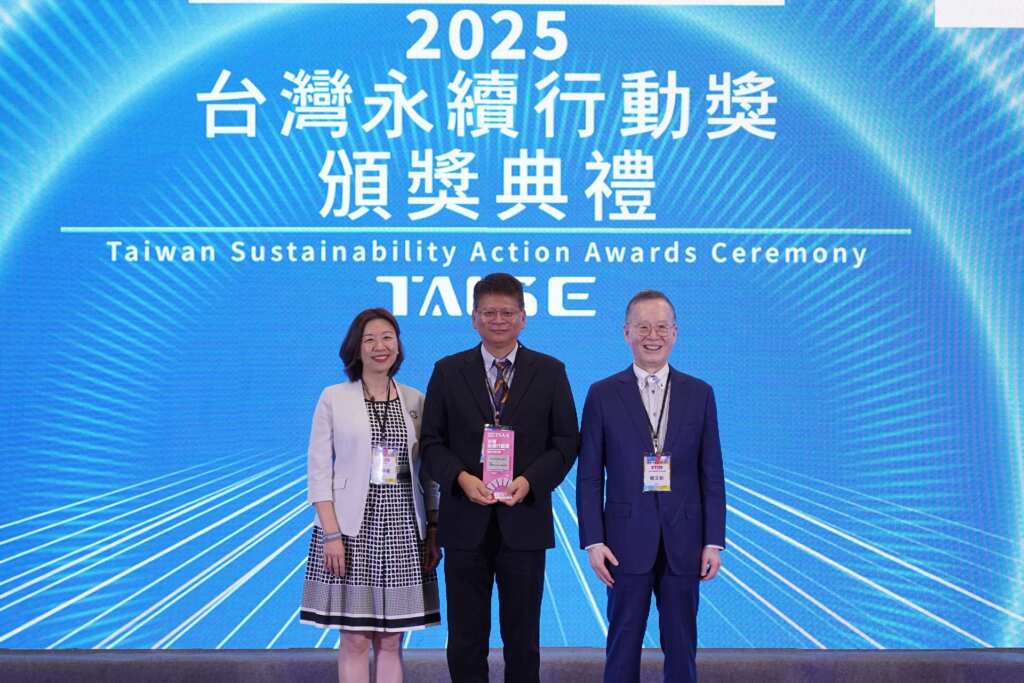 ▲衛福部參加2025亞太暨台灣永續博覽會，彰化醫院獲「SDG3健康與福祉」金獎殊榮，中為院長賴仲亮，左為林靜儀，右為台灣永續能源研究基金會董事長簡又新。（彰化醫院提供）