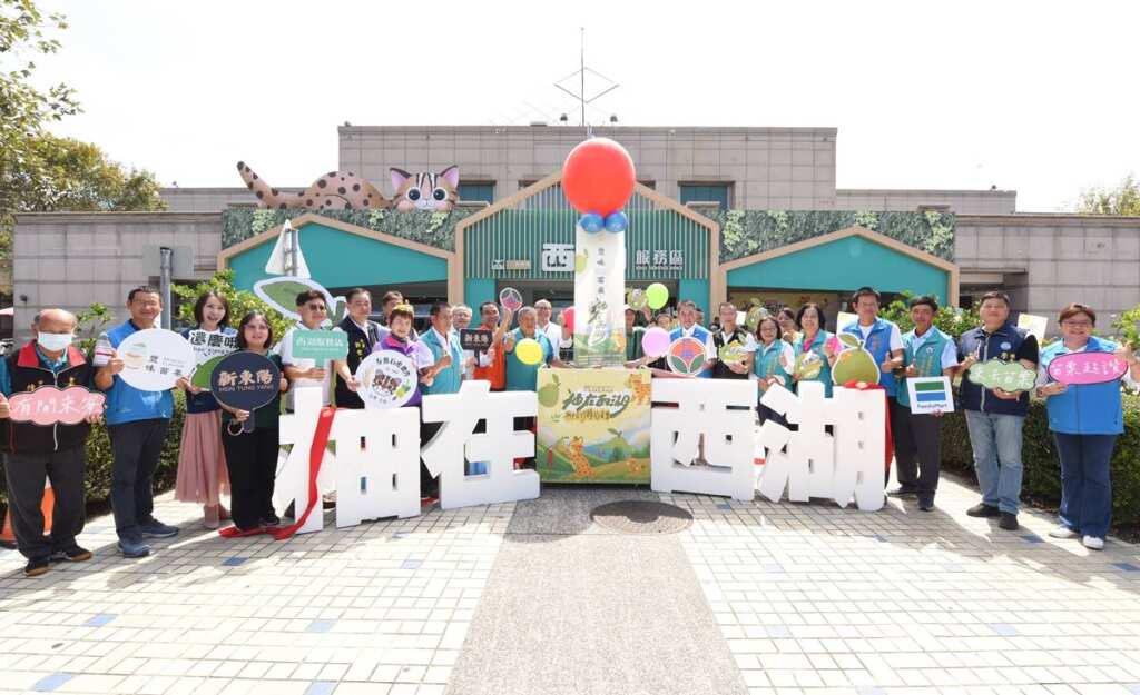 ▲縣長鍾東錦帶領來賓啟動文旦行銷。