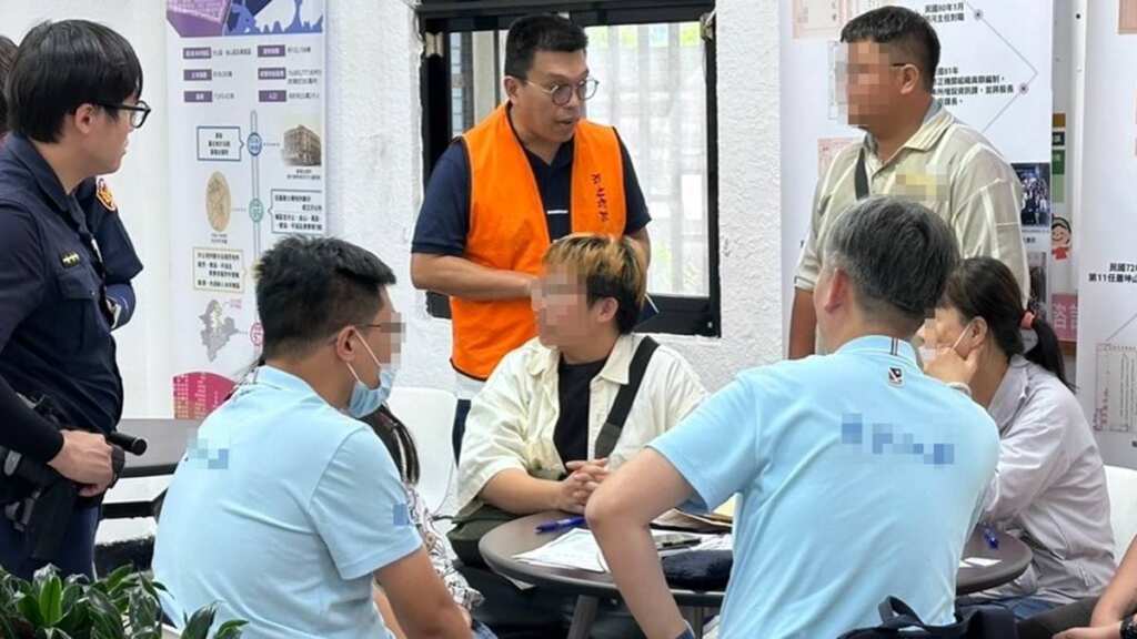 ▲汐止地政事務所與警方攜手關懷民眾,並宣導地籍異動即時通。