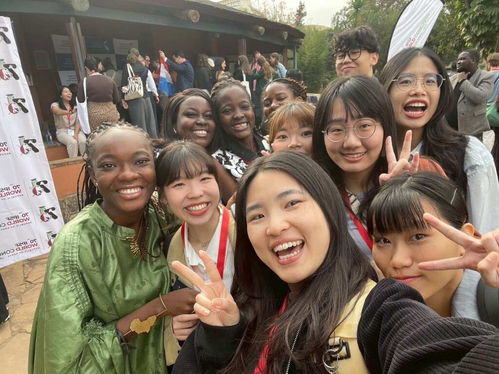 ▲嘉藥陳怡之在肯亞世界藥學生年會中認識來自布吉納法索及迦納與喀麥隆的學生。