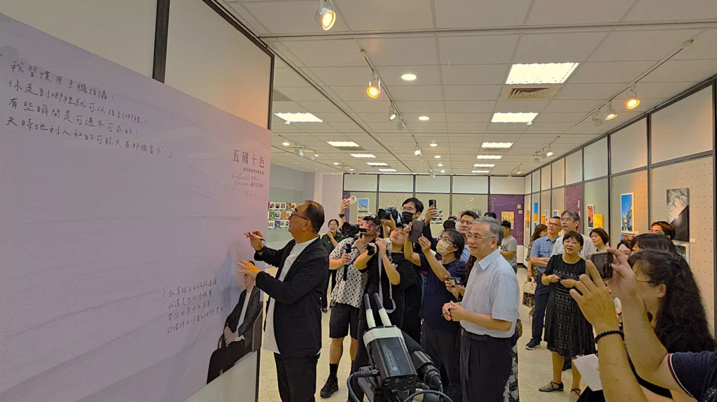 朝陽科技大學校長鄭道明盛讚麗明營造董事長吳春山,不僅才華橫溢、兼具企業與藝術雙重成就,更以實踐社會責任奠定業界傳奇地位,成為企業家的典範。(圖/陳惠玲攝影)