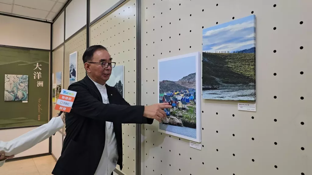 攝影巡迴展《五國十色:旅行教我們的那些事》現場,吳春山指出,當地許多建築物普遍以多樣色彩塗裝,例如某處醫院的顏色選擇,便是依據其「特殊特性」所定,展現了該地區獨有的建築特色。(圖/陳惠玲攝影)