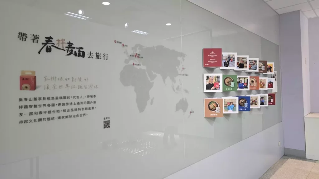 麗明營造董事長吳春山受邀重返母校朝陽科技大學,於設計大樓一樓展示廳舉辦攝影巡迴展《五國十色:旅行教我們的那些事》。展覽現場。(圖/陳惠玲攝影)