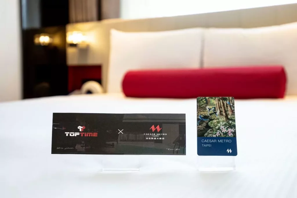 台北凱達大飯店攜手TopTime推出「飆速T1」住房專案,精緻雙人房每晚2,688元起,入住贈賽車模擬體驗券