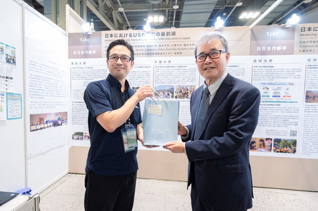 教育部回禮贈送臺日聯盟日方聯展 信州大學 副校長