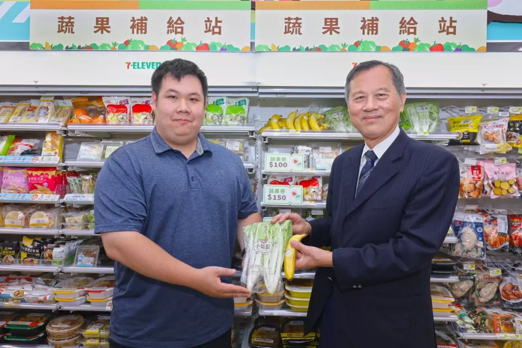 民眾憑診所認證蓋章的醫師處方回到7-ELEVEN門市,即可領取全台唯一的「蔬果券」,直接兌換新鮮蔬果或沙拉,成為防治三高的創新做法