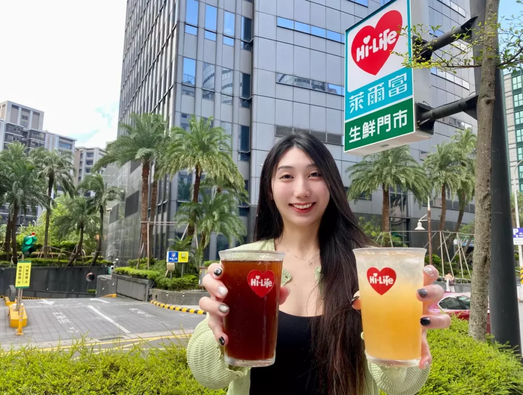 萊爾富Hi Café也搭上水果飲品的風潮，推出2款消暑果香風味冰飲，特大杯檸檬焙烏龍冰茶與特大杯柳橙氣泡美式