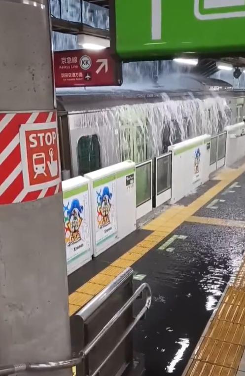 東京暴雨釀「瀑布車廂」 羽田停飛8千人受困、山手線驚現滂沱水幕