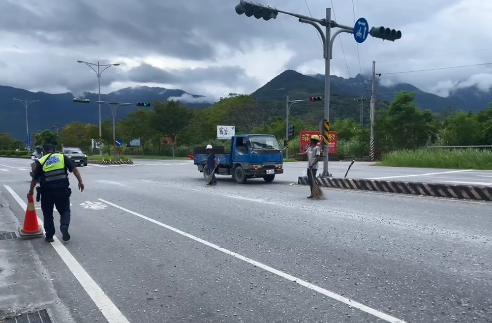 砂石車甩尾砂石灑滿地 警交管助清除路面還開罰駕駛 197 cnews204250912a01