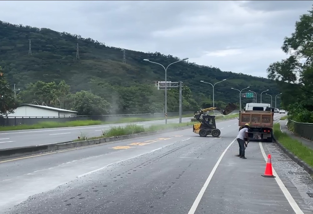 砂石車甩尾砂石灑滿地 警交管助清除路面還開罰駕駛 198 cnews204250912a02