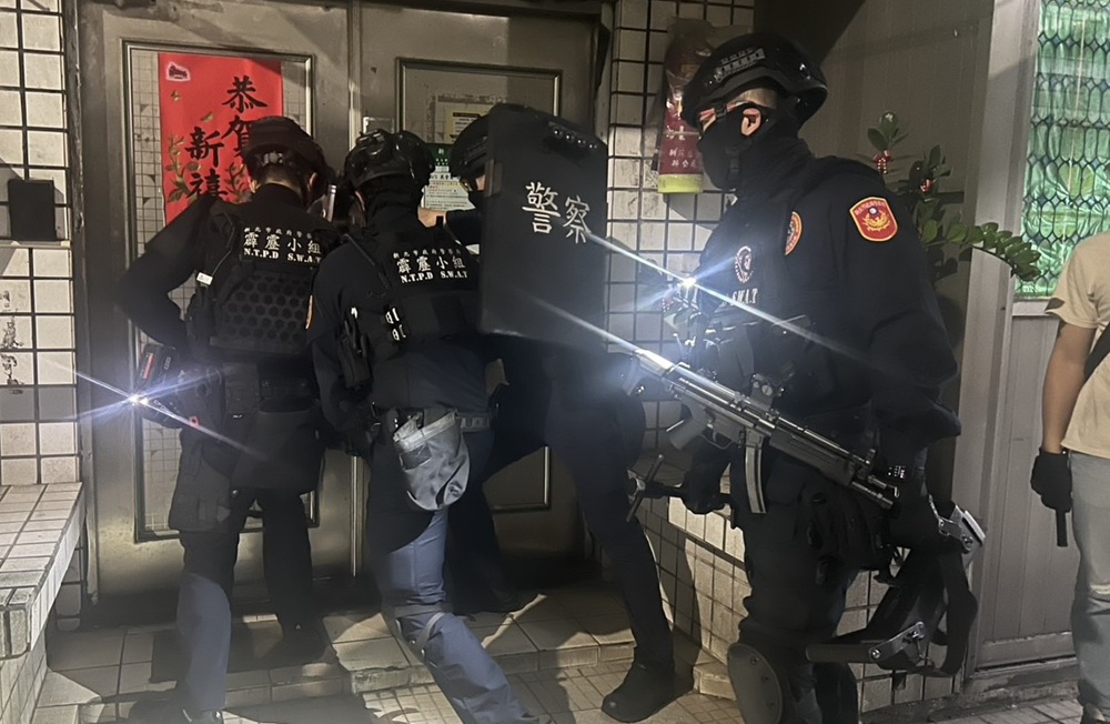 連破三道門 新北刑大破職業賭場查扣近200萬元 201 cnews204250912a03