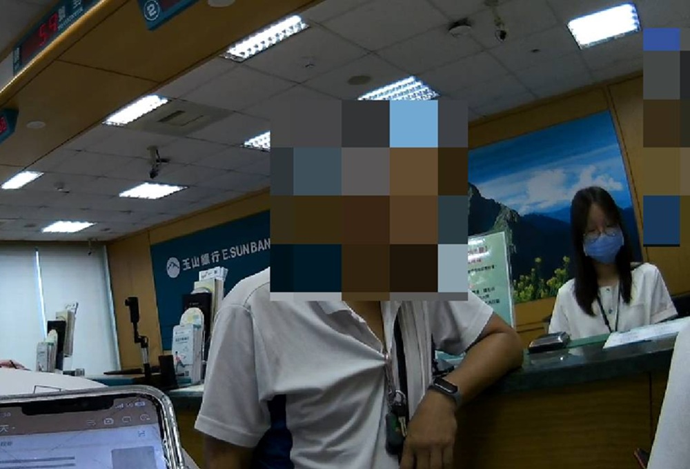 洩密就破局 警銀急攔43萬元阻67歲男被騙 212 cnews204250912a08
