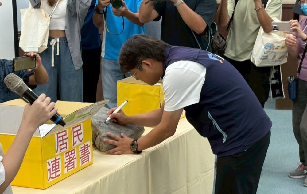 台東「反風電自救會」遞連署提2訴求　黃建賓要求經濟部、環境部正面回應 213
