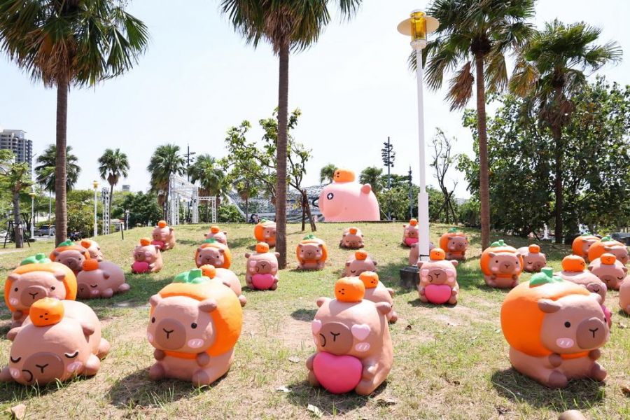 卡比胖拉水上巨偶亮相台南 安平觀光添新亮點