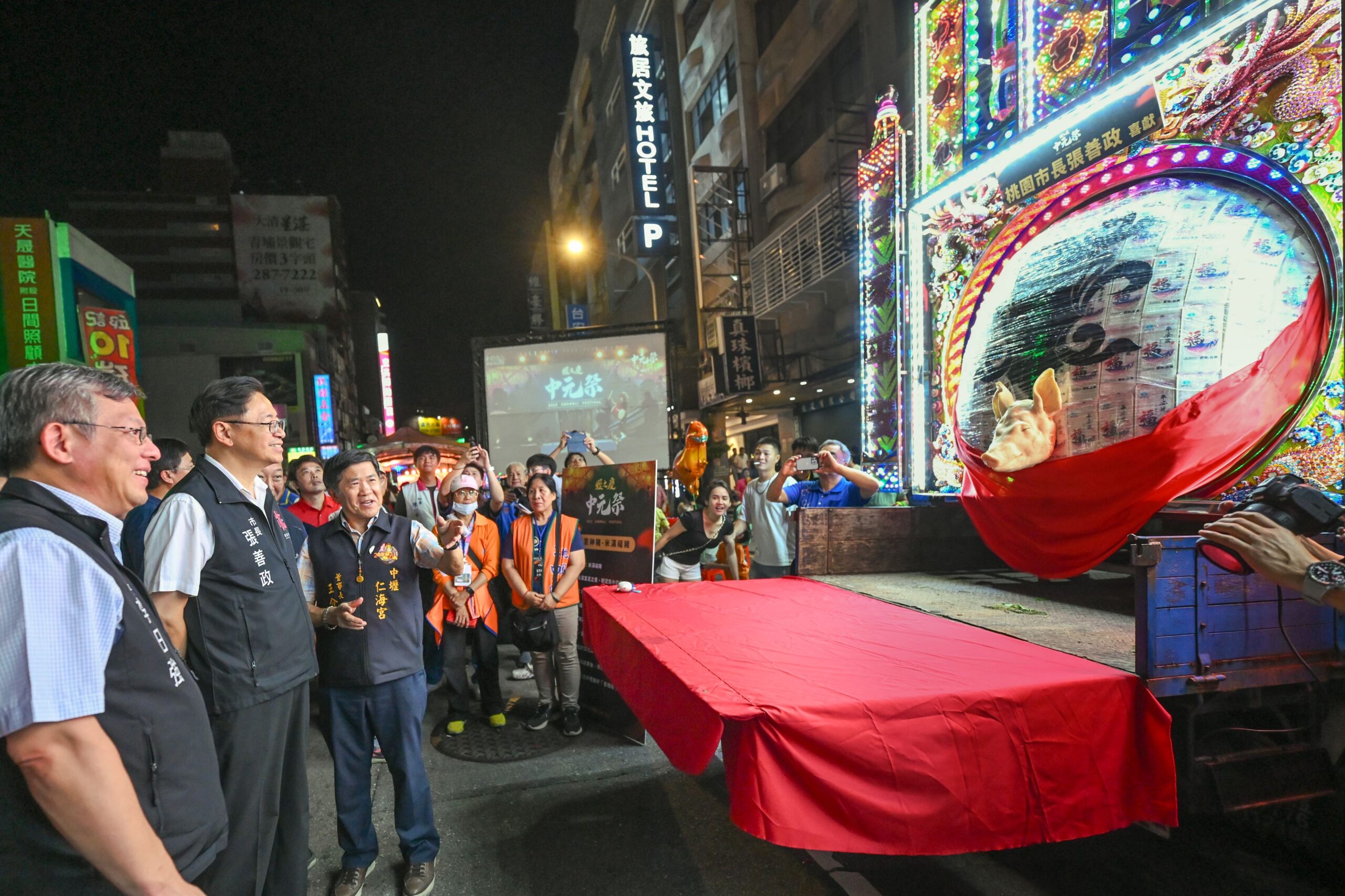 中壢中元祭慶典之夜盛大登場 「米滿福豬」超吸睛 43612439 2c75 40f9 afd2 ca93efe556fe scaled