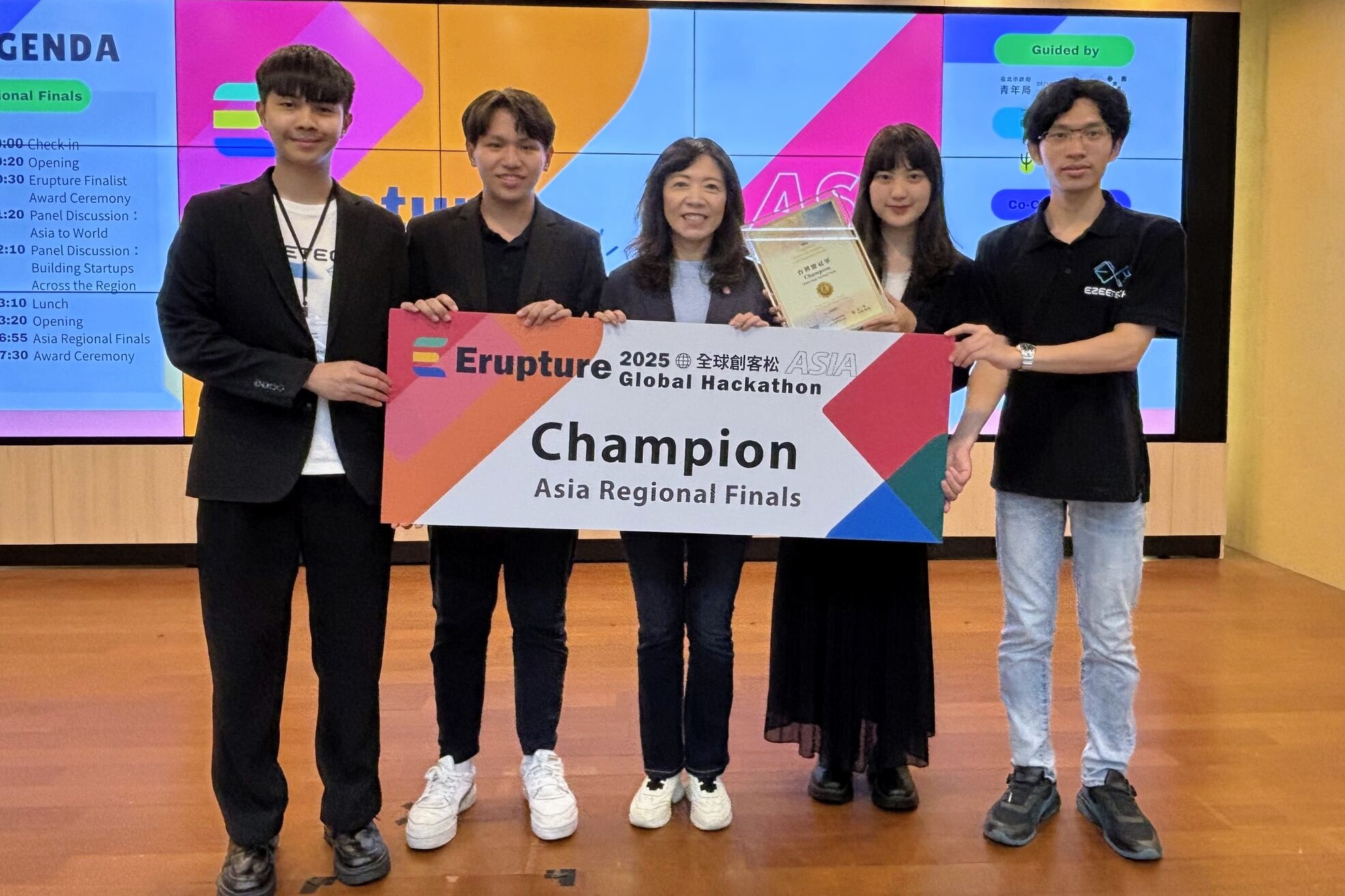 中原大學扶植新創有成 全台唯一榮獲「Triple E Awards」年度創新創業大學 03 中原大學校園衍生企業「宜智科技」勇奪全球創業黑客松亞洲區冠軍,與頒獎人、桃園 0