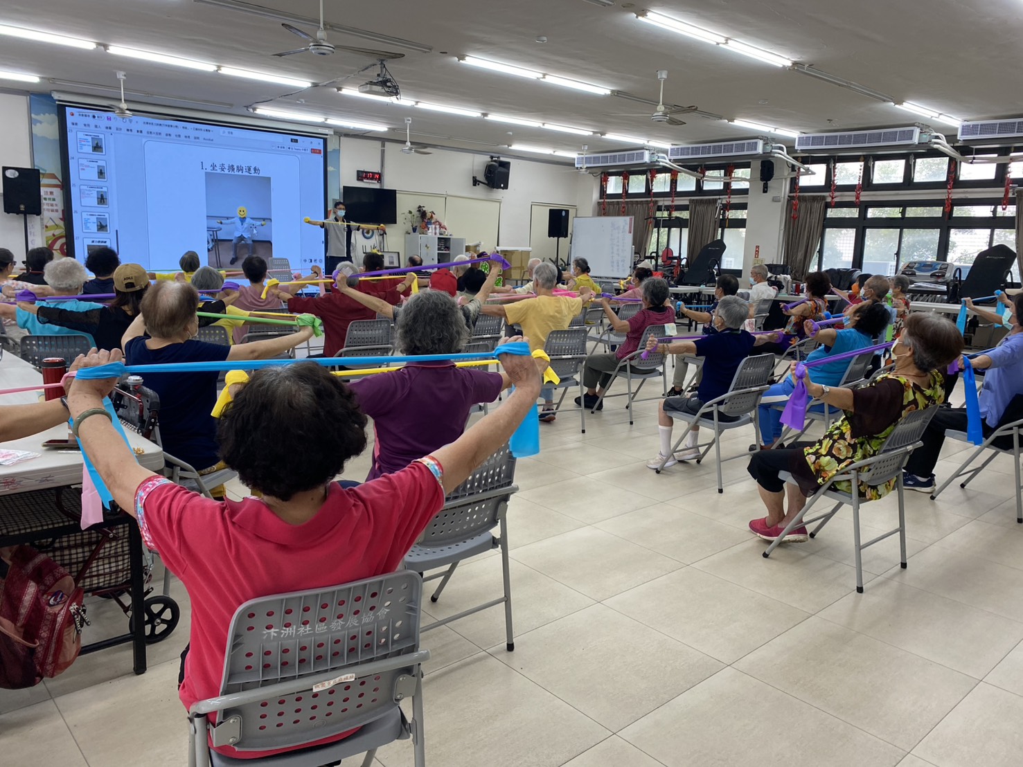 北榮桃園分院落實「三高防治888計畫」 前進社區辦理篩檢 4圖五:於鄰近里別辦理健康促進活動,同時提供量測血壓血糖及長者量六力服務。 0