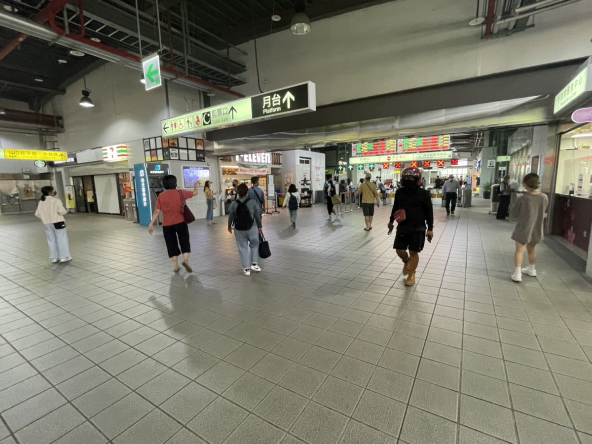 台鐵9、10月三大連假加開列車 購票細節曝 冷氣故障要修200天 賴香伶諷桃園火車站宛如蒸籠