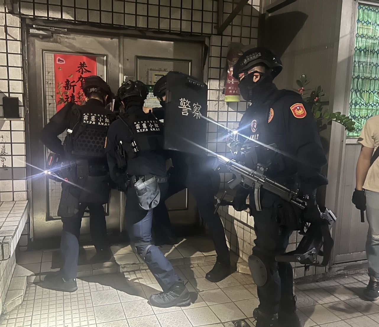 警方破門攻堅。（記者徐煜勝翻攝）