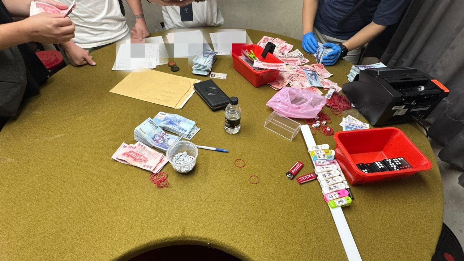 警方現場查扣相關賭具賭資。（記者徐煜勝翻攝）