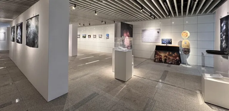 國立公共資訊圖書館2樓藝文走廊展區，呈現三位藝術家作品的空間配置，創造層次豐富的觀展體驗。(圖/國立臺中科技大學提供)