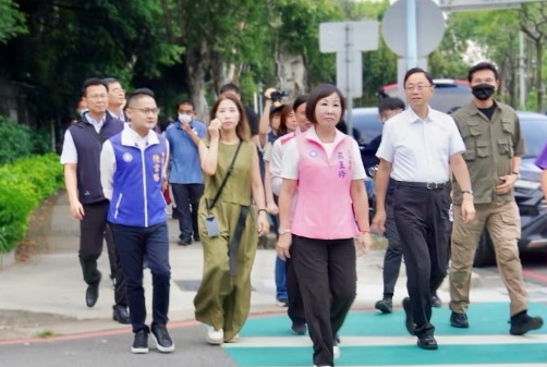呂玉玲偕桃園市長張善政、市府捷運工程局同仁一同前往環南路、聯新醫院等地實地勘查。(圖/呂玉玲國會辦公室)