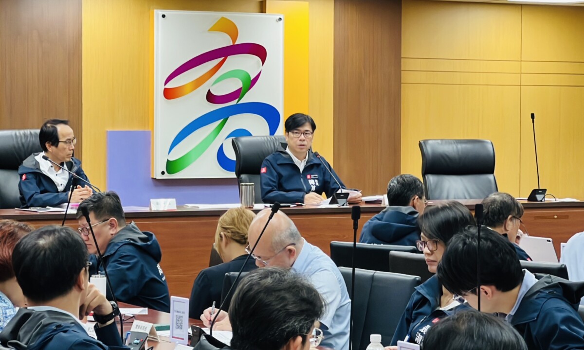 ▲陳其邁市長於臨時市政會議中，指示各局處針對違法盜採砂石與填埋廢棄物嚴格落實聯合稽查，嚴查嚴辦，絕不寬貸。