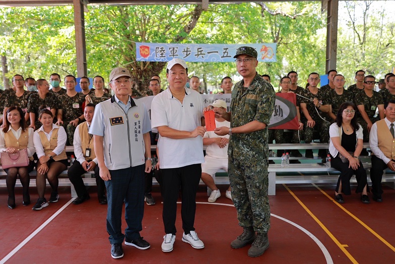 ▲宏鎰集團董事長林以勝(中)由軍人服務站長何中南(左)陪同捐贈加菜金給陸軍步兵153旅,由陳旅長代表接受。