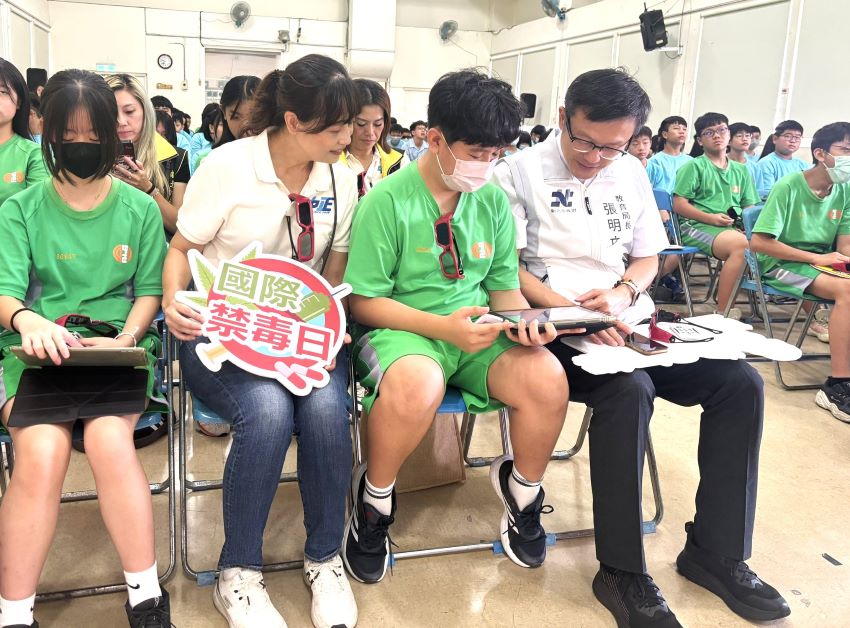 新北沉浸式校園反毒 APP+3D電影雙管齊下! 1 《圖說》張明文局長〈右〉強調,毒品手法變快,教育也要跟上青少年腳步。〈教育局提供〉